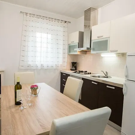 Ane, Divine Βίλα