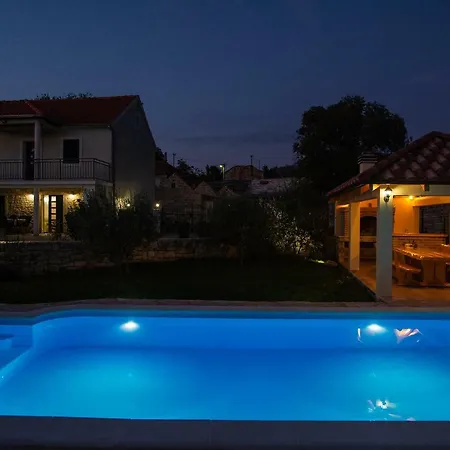 Villa Ane, Divine