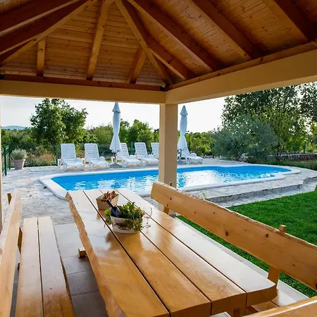 Villa Ane, Divine Trbounje
