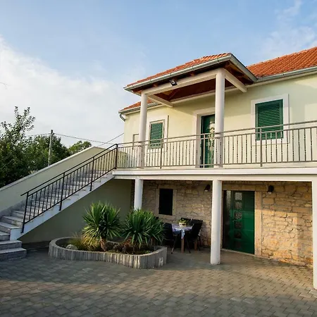 Ane, Divine Trbounje