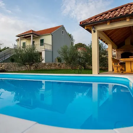 Βίλα Ane, Divine *